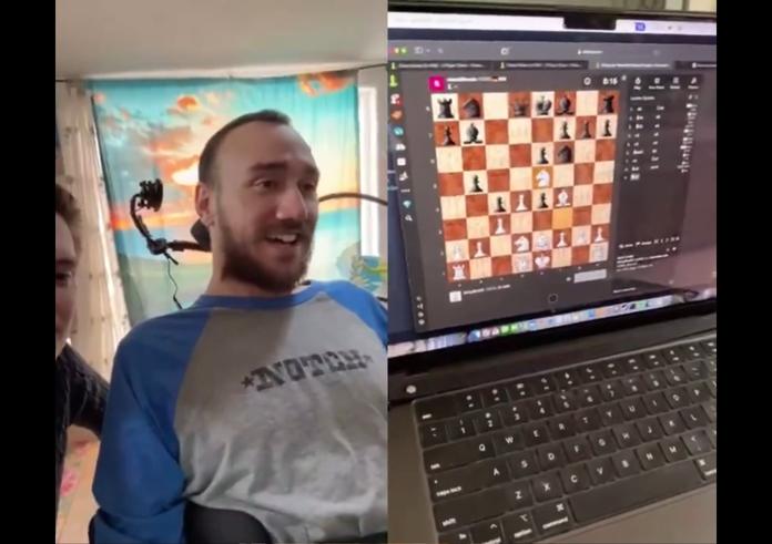 První člověk s čipem Neuralinku Noland Arbaugh předvádí, jak hraje online šachy pomocí myšlenky.