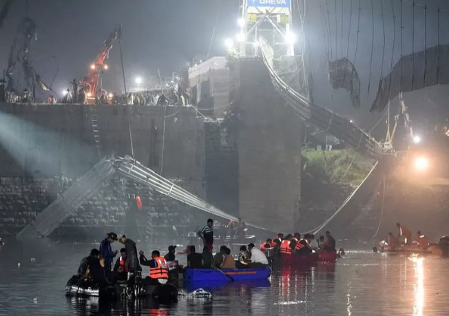 Záchranáři hledají další oběti pod mostem