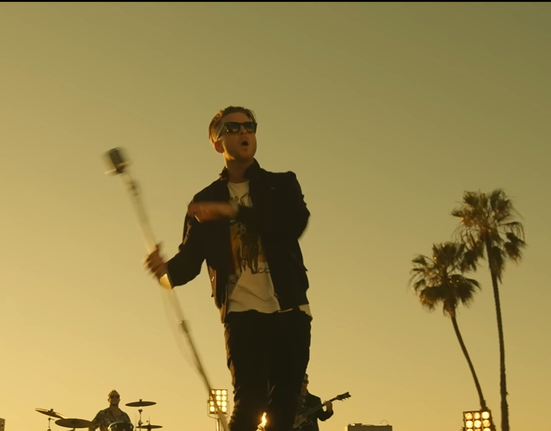 Záběr z videoklipu OneRepublic k písni I Ain’t Worried