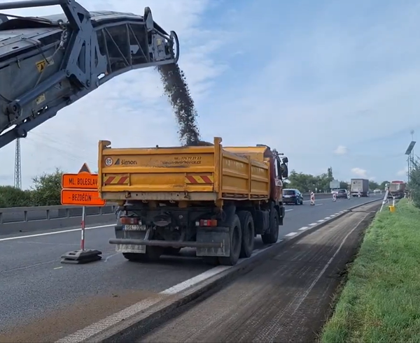 Opravy dálnice D10 na Mladoboleslavsku.