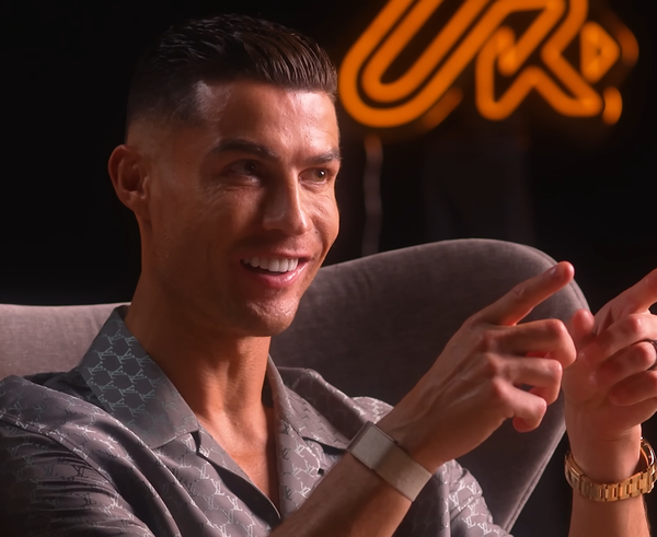 Cristiano Ronaldo ve videu na svém youtubovém kanálu UR · Cristiano