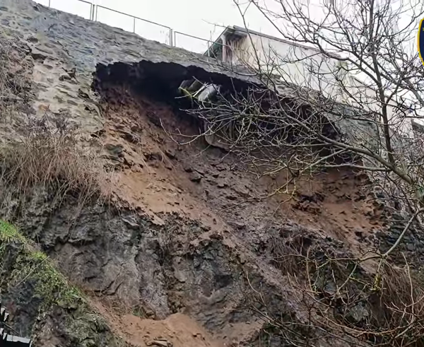 V Sokolské ulici ve Stříbře došlo k sesutí části historické hradební zdi. (28. 1. 2025)