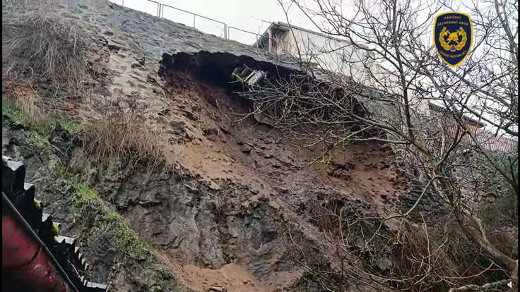 V Sokolské ulici ve Stříbře došlo k sesutí části historické hradební zdi. (28. 1. 2025)