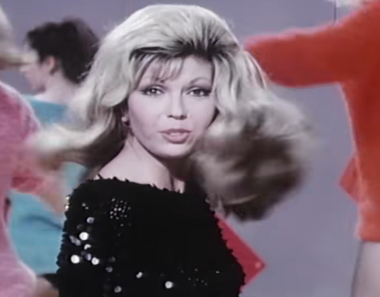 Nancy Sinatra ve videoklipu k písni These Boots Are Made For Walkin' v roce 1966