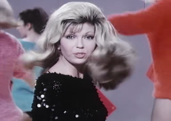 Nancy Sinatra ve videoklipu k písni These Boots Are Made For Walkin' v roce 1966