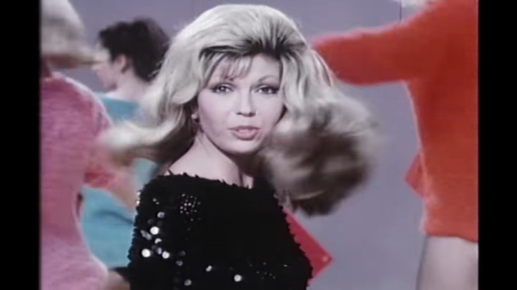 Nancy Sinatra ve videoklipu k písni These Boots Are Made For Walkin' v roce 1966