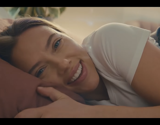 Scarlett Johansson ve vítězné reklamě Amazonu.
