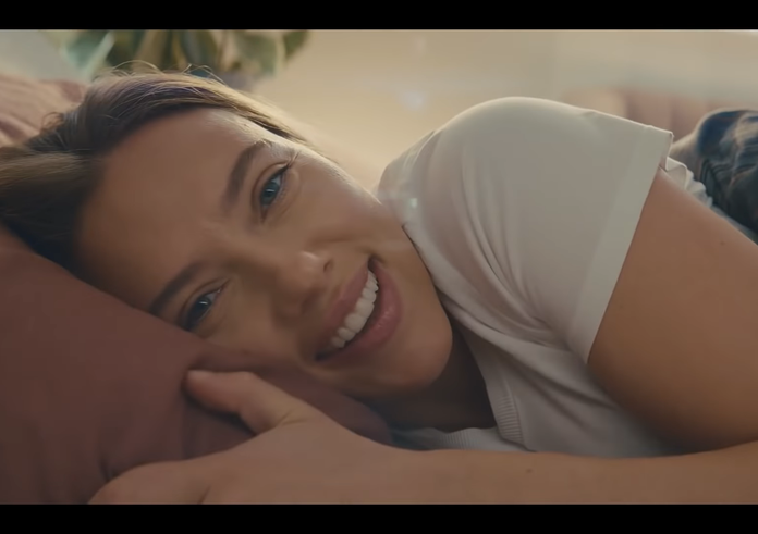 Scarlett Johansson ve vítězné reklamě Amazonu.