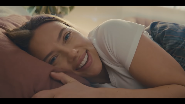 Scarlett Johansson ve vítězné reklamě Amazonu.