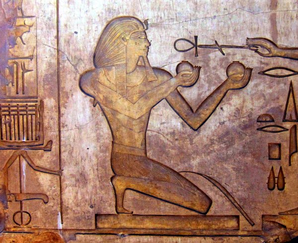 Reliéf s faraonem Thutmose II.