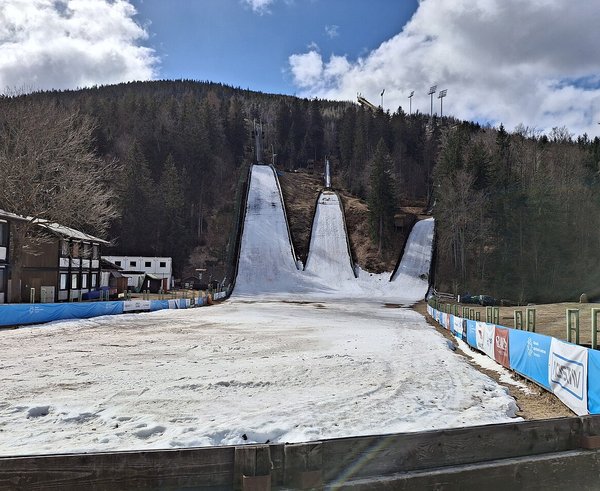 Střední_můstky_v_Harrachově_(duben_2025)