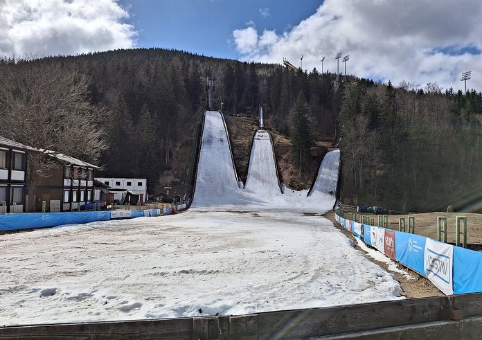 Střední_můstky_v_Harrachově_(duben_2025)