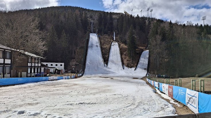 Střední_můstky_v_Harrachově_(duben_2025)