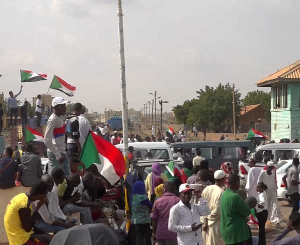 Sudanese_protestors_celebrate_signing_of_political_agreement