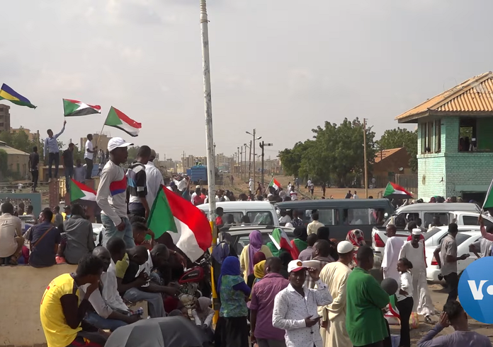 Sudanese_protestors_celebrate_signing_of_political_agreement