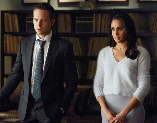 Patrick J. Adams a Meghan Markle v seriálu Kravaťáci.