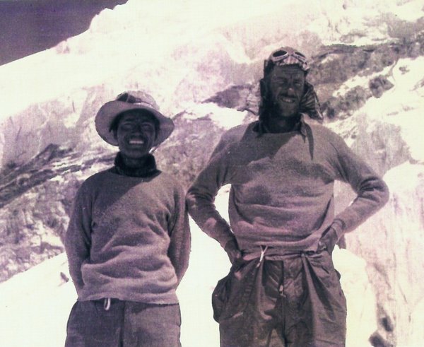 První lidé na Everestu, novozélandský horolezec Edmund Hillary a nepálský šerpa Tenzing Norgay