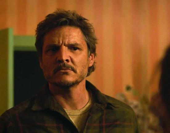 Pedro Pascal v seriálu The Last of Us.