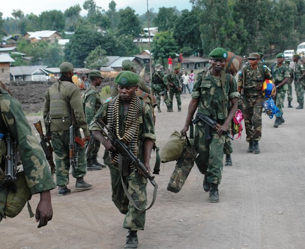 The_Congolese_National_Armed_Forces_(FARDC)_reinforce_their_positions_around_Goma_following_a_second_day_(21_May_2013)_of_fighting_against_M23_elements_in_the_town_of_Mutaho,_about_10_km_from_Goma._(8783002232)