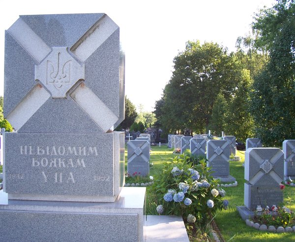 Tomb_of_the_Unknown_Soldier_and_other_UPA_graves_in_the_Ukrainian_Orthodox_Cemetery_in_South_Bound_Brook,_New_Jersey.