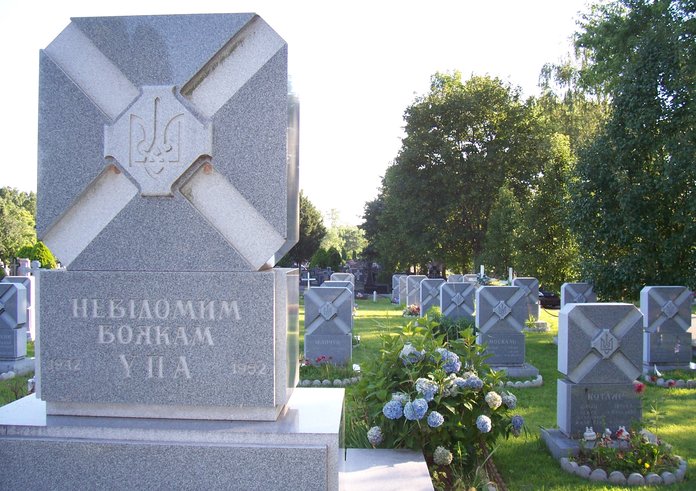 Tomb_of_the_Unknown_Soldier_and_other_UPA_graves_in_the_Ukrainian_Orthodox_Cemetery_in_South_Bound_Brook,_New_Jersey.