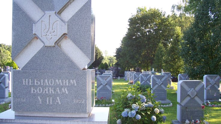 Tomb_of_the_Unknown_Soldier_and_other_UPA_graves_in_the_Ukrainian_Orthodox_Cemetery_in_South_Bound_Brook,_New_Jersey.