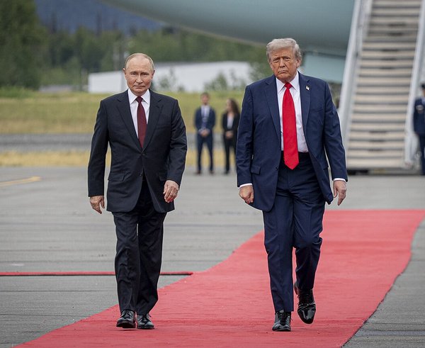 Trump,_Putin_Alaska_Arrival_(9260673)