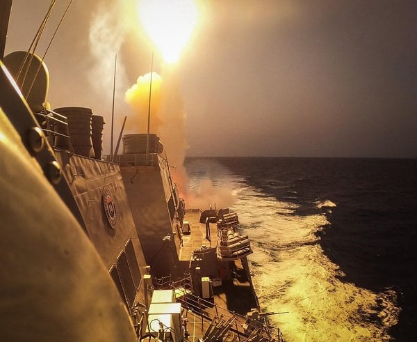 USS_Carney_engages_Houthi_missiles