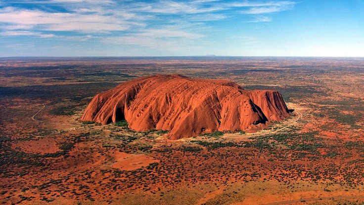 Uluru,_helicopter_view,_cropped