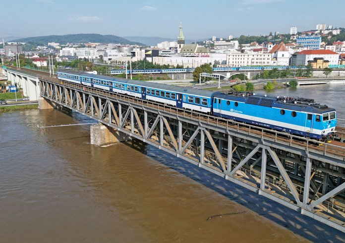 pravidelný vlak mezi ústeckým západním a střekovským nádražím