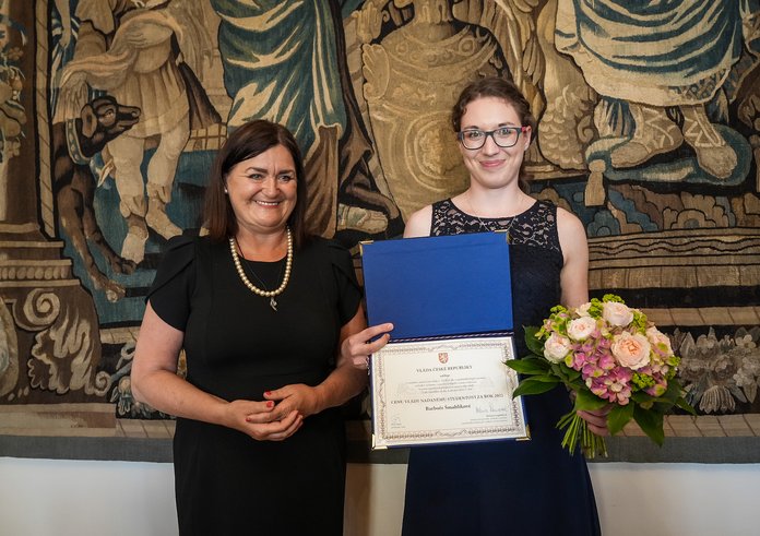 Oceněná studentka Barbora Šmahlíková a ministryně pro vědu, výzkum a inovace Helena Langšádlová.