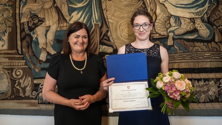 Oceněná studentka Barbora Šmahlíková a ministryně pro vědu, výzkum a inovace Helena Langšádlová.