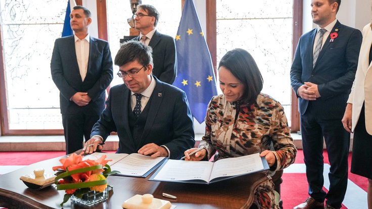 Vedoucí Úřadu vlády Jana Kotalíková a děkan FEL ČVUT Petr Páta podepisují memorandum o spolupráci v oblasti kyberbezpečnosti. (Foto: 14. 11. 2023)