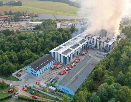 Požár haly na třídění odpadu ve Vimperku