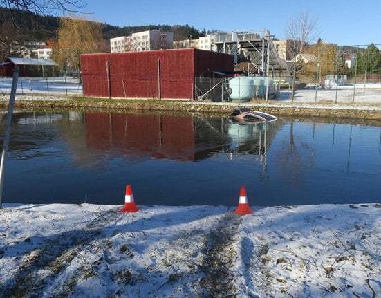 Zničené pletivo, do kterého řidička najela autem a skončila v nádrži