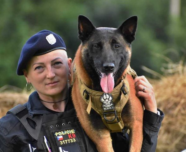Pes František se svou policejní paničkou