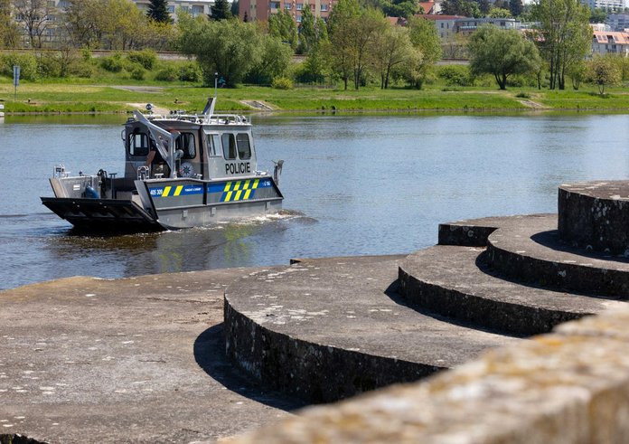 Nová policejní loď značky CAT.