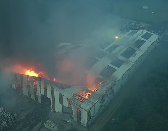 Požár haly na třídění odpadu ve Vimperku