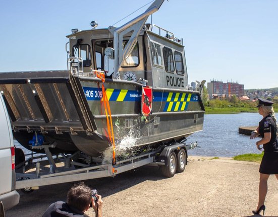 Nová policejní loď značky CAT.