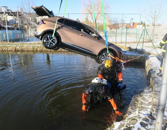 Výlov utopeného auta na Prachaticku