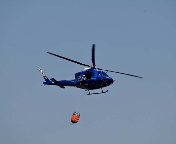 Český vrtulník hasí požár v Bulharsku.