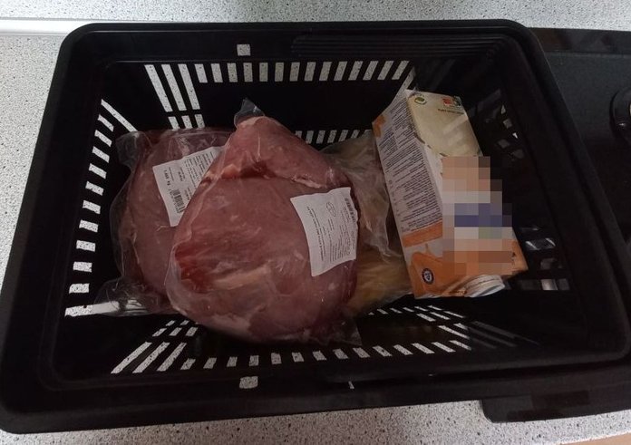 Ukradený košík se zbylými odcizenými potravinami.