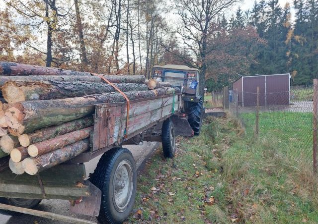 Traktor se kterým devatenáctiletý mladík kradl dřevo na Táborsku.