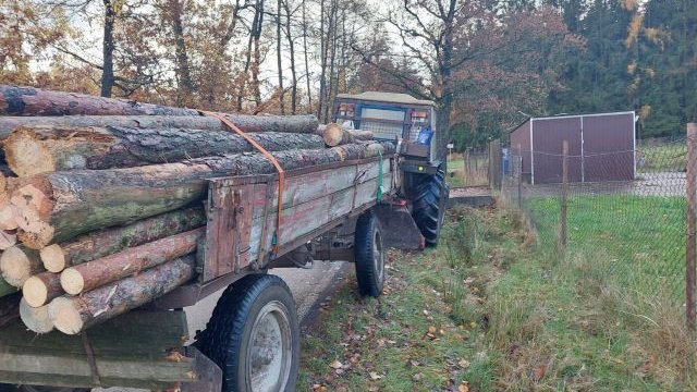 Traktor se kterým devatenáctiletý mladík kradl dřevo na Táborsku.