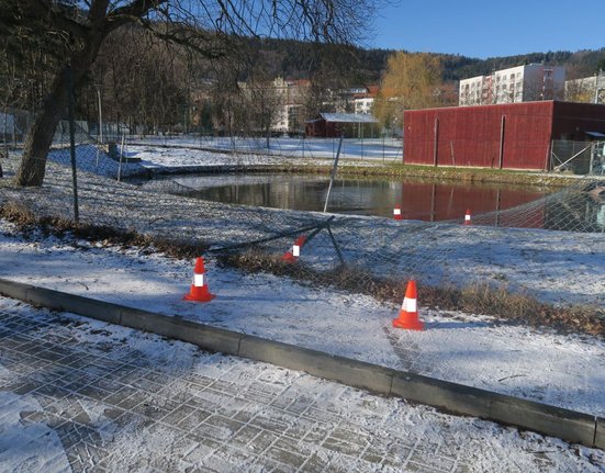 Zničené pletivo, do kterého řidička najela autem a skončila v nádrži