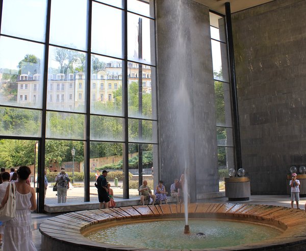 Vřídlo_Karlovy_Vary_2010_1