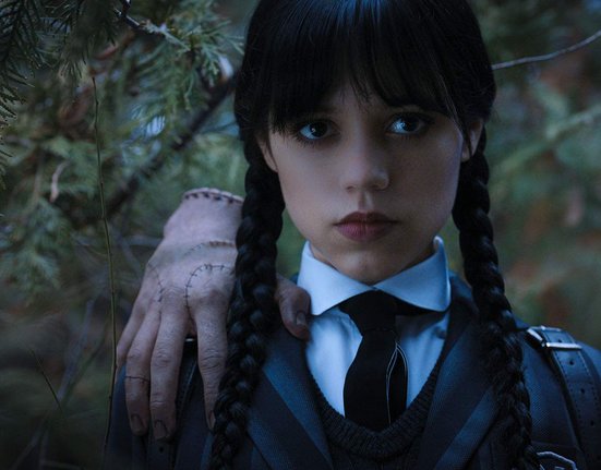 Jenna Ortega v seriálu Wednesday ze světa Adamsovy rodiny.