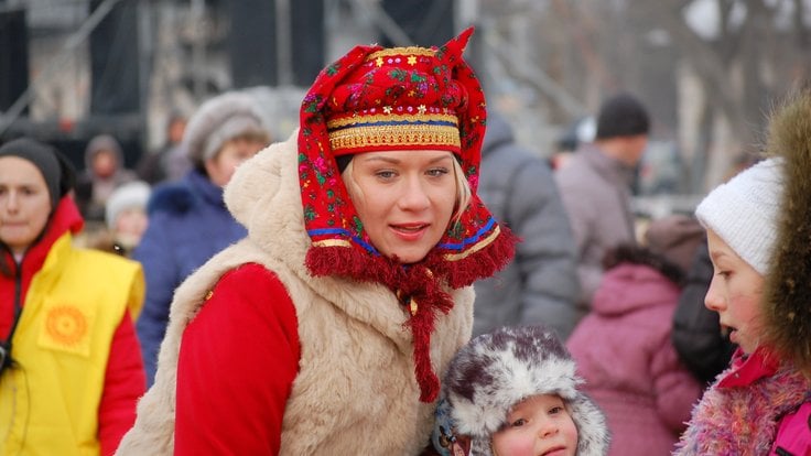 Woman_in_Traditional_Ukrainian_Clothes_-_Maslenitsa_-_Kiev,_Ukraine_-_March_2013