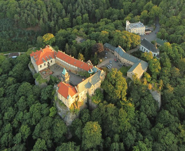 Zámek_Hrubá_Skála,_letecký_snímek-1