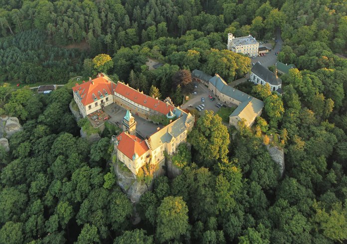 Zámek_Hrubá_Skála,_letecký_snímek-1